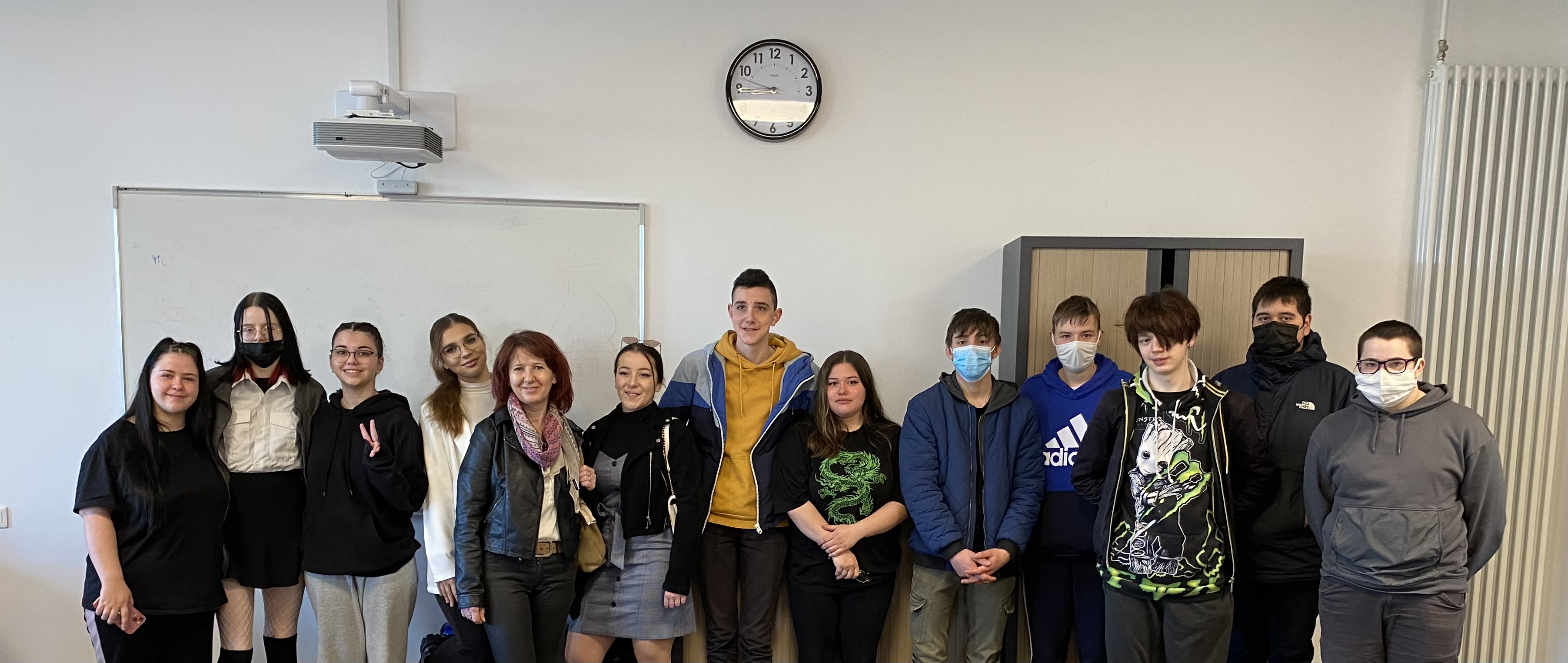 Les &eacute;l&egrave;ves de la classe de 2MHR avec les deux &eacute;l&egrave;ves slovaques et leur enseignante.