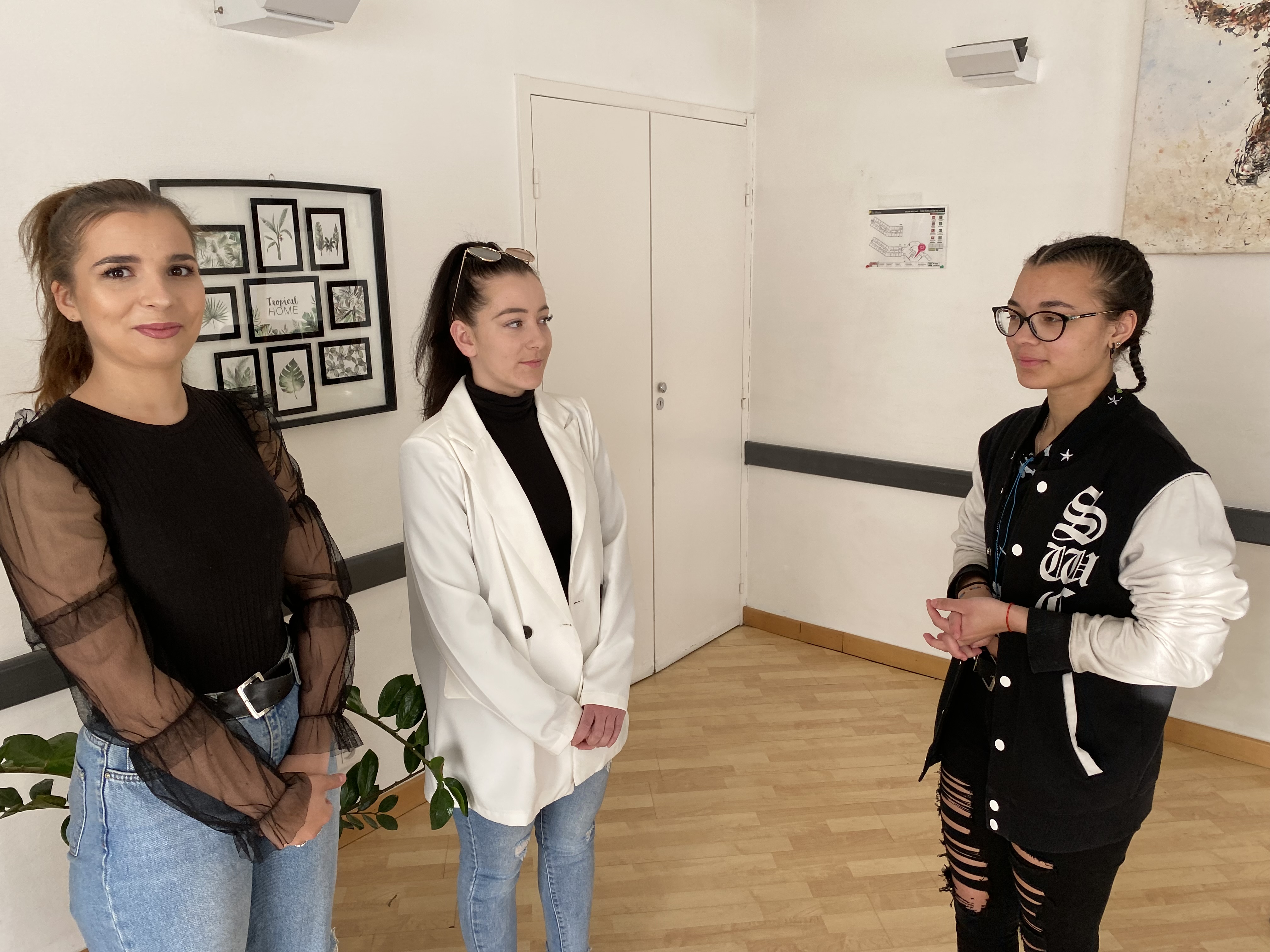 Syrrena est pr&ecirc;te &agrave; interviewer Karin et Nika.